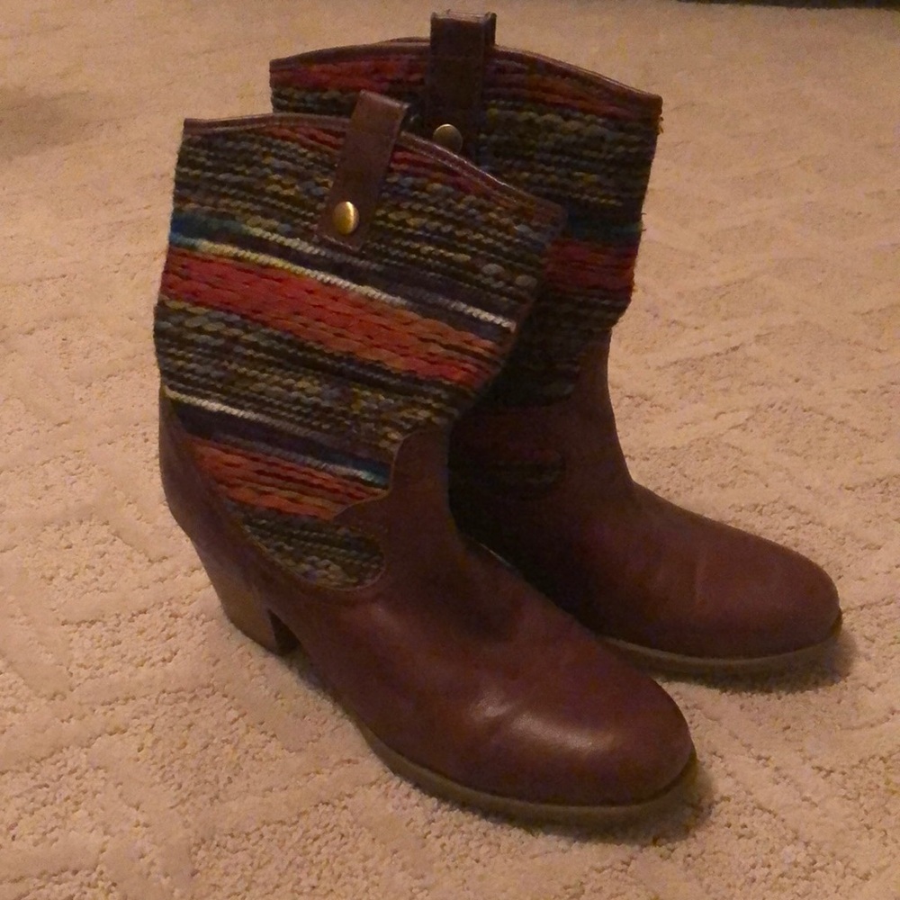 CUTE leather and colorful top stitched boots